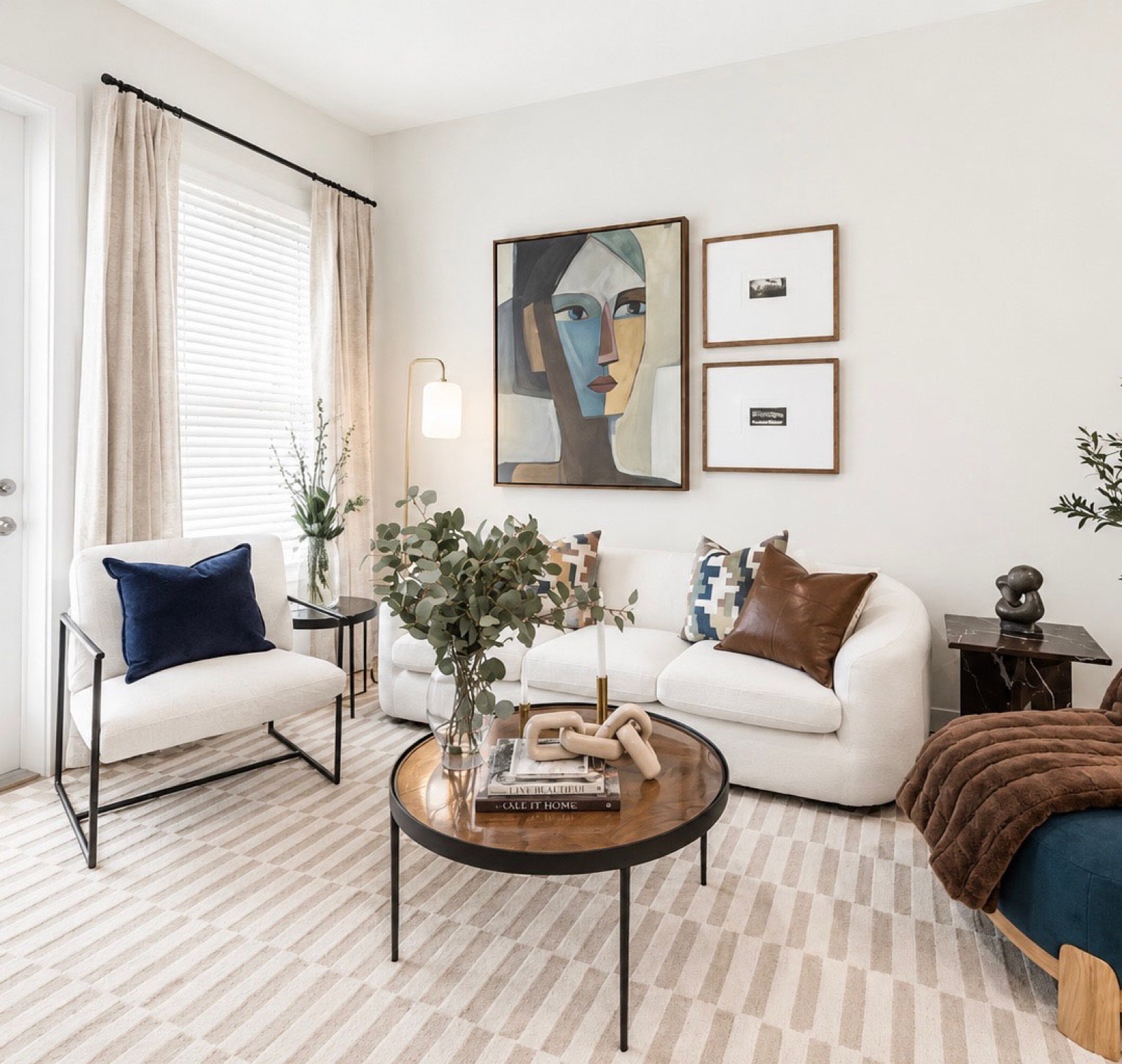 The Residence Peninsula, living room with curved sofa